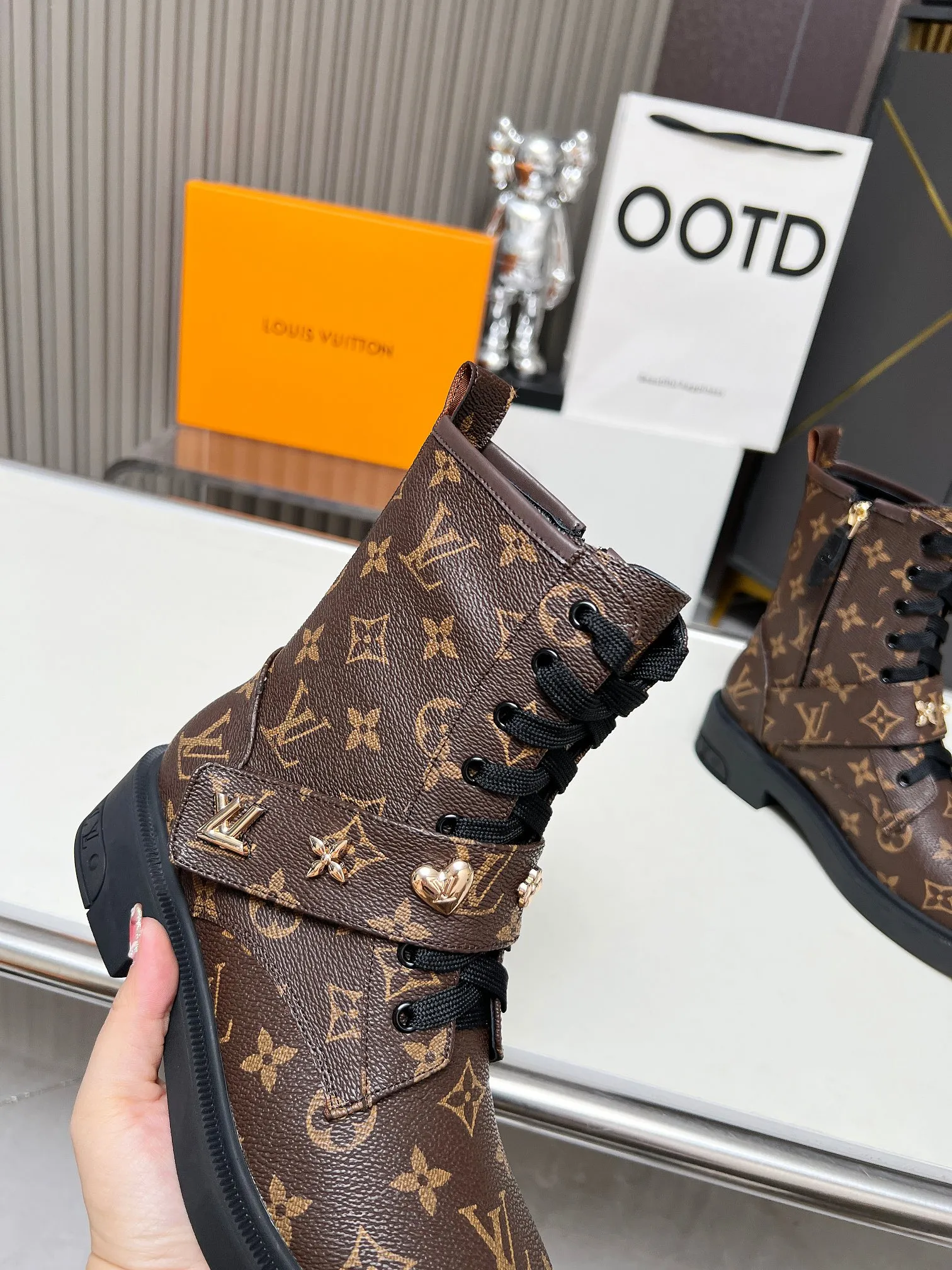 👟👟Ex-factory price 760👟👟Louis Vuitton 2024 autumn and winter high-end customization, major star Internet celebrity catwalk style, century-old classic, exquisite craftsmanship, comfortable on the feet, side zipper design for easy putting on and taking off. This Citizen flat boots are made of smooth cow leather, with rich elements to interpret military style. Adjustable Velcro laces are accented with studs, giving the Monogram flower and LV Twist logo a metallic sheen, while a lightweight rubber outsole completes the look. Fabric: full-grain cowhide, lining: cowhide, buckle: original mold, outsole, original mold, color: black cowhide, black open edge beads, coffee color, code number: 36 to 40 (41 and 42 can be customized, non-refundable). Bosses are welcome to order (open edge beads + 10 meters)